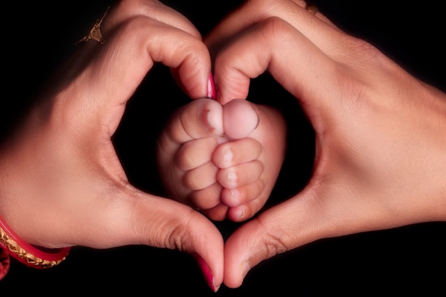 Cadeau d'Accouchement à la Maternité : Quoi Offrir, Quand et Les Traditions